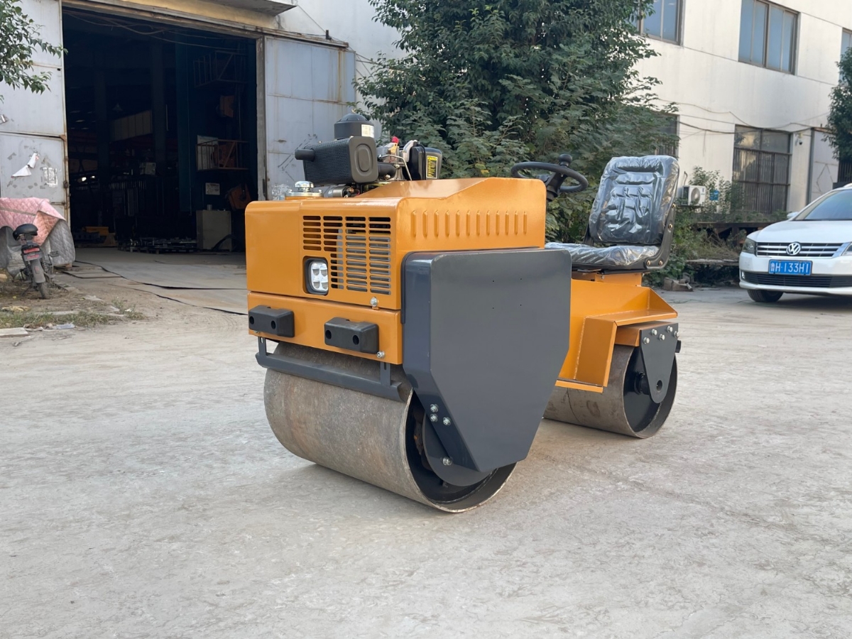 小型座駕壓路機